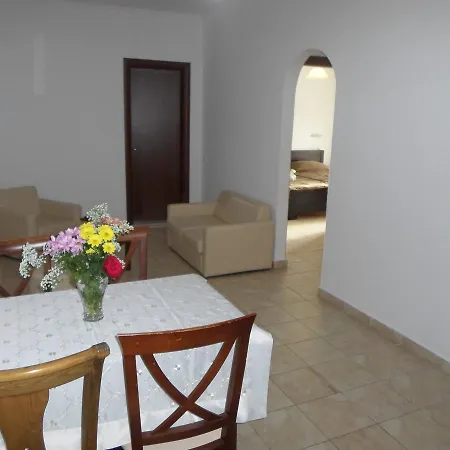 Nikki's & Apartamento Moraitika